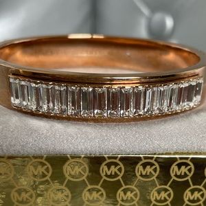 ‼️SALE‼️NEW!!💎💎 MICHEAL KORS WIDE CRYSTAL PATH BANGLE BRACELET!!